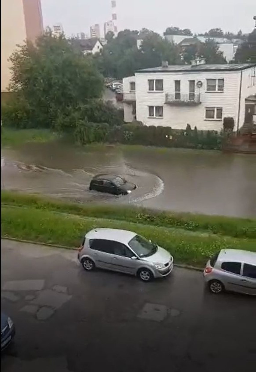 Ulewa w Kielcach. Zalana i nieprzejezdna ulica Hoża. Kłopoty z wodą w okolicy [WIDEO, ZDJĘCIA]