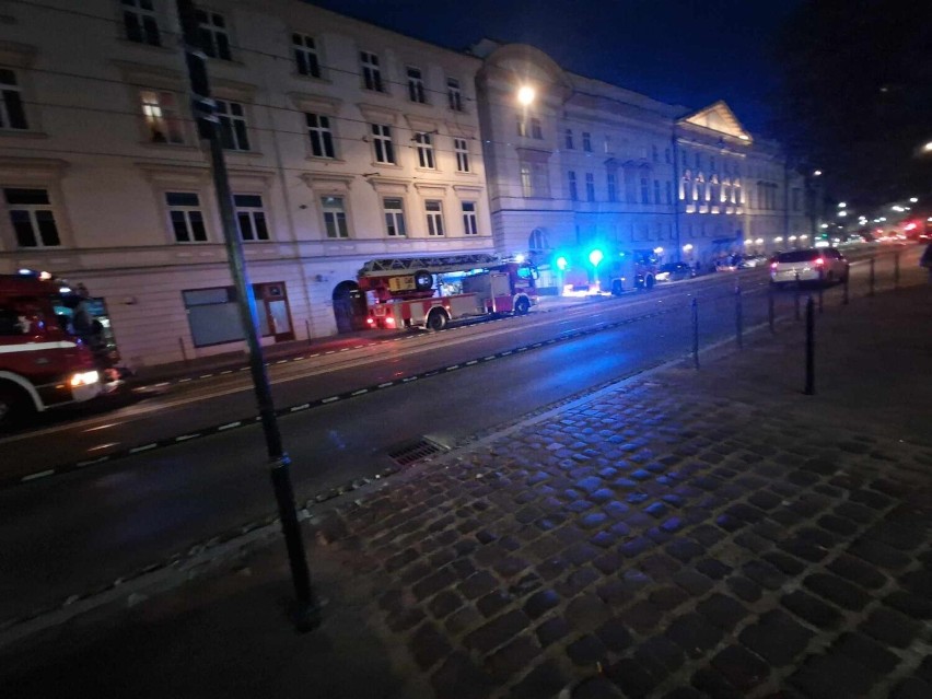 Nocna akcja straży pożarnej na ulicy Stradomskiej w Krakowie
