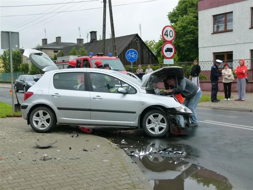 Wypadek w Zduńskiej Woli zdarzył sie u zbiegu ulic Głównej i...
