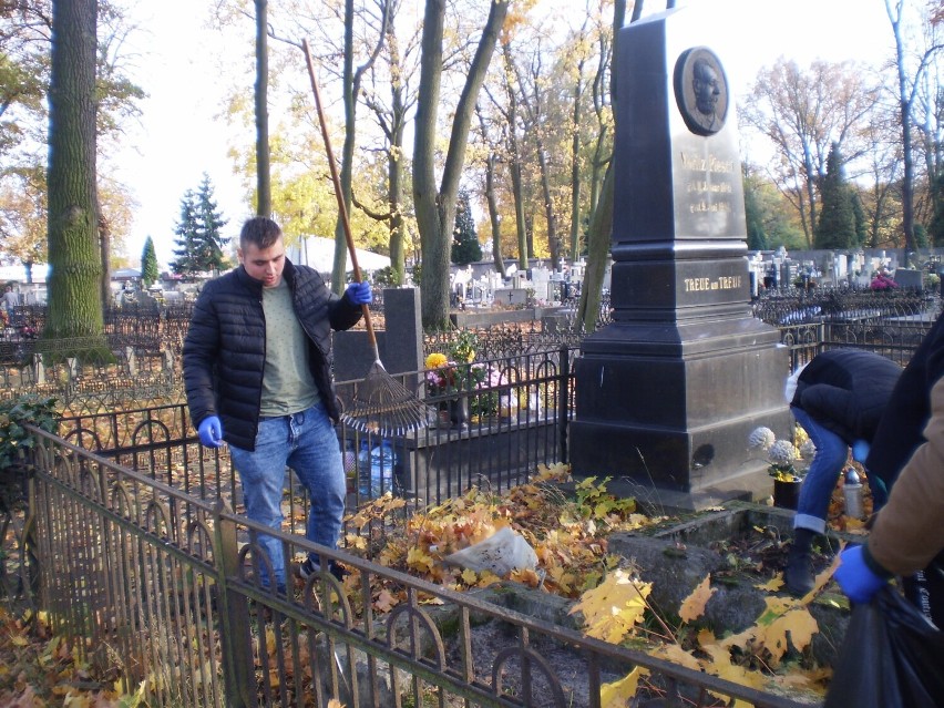 Młodzież porządkuje zapomniane groby na cmentarzach w Tomaszowie Maz. [ZDJĘCIA]