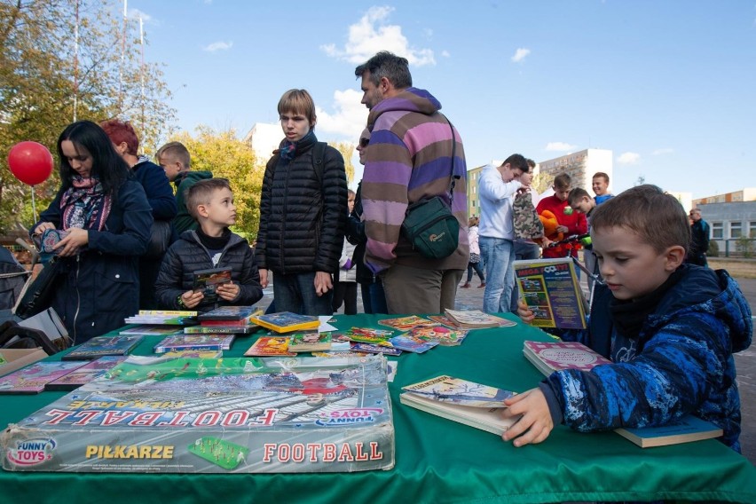 Na placu przed ZS nr 35 w Bydgoszczy przy ul. Gawędy w...