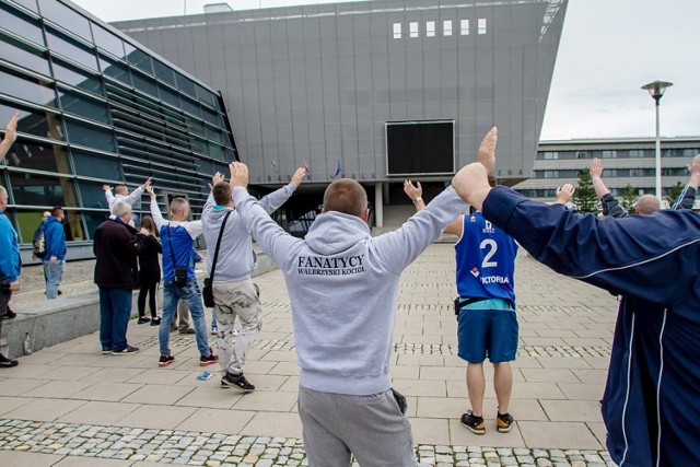 Koszykarze Górnika Wałbrzych spotkali się z kibicami przed finałowym meczem (ZDJĘCIA)