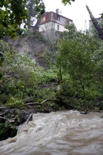 Skarpa runęła do rzeki. Stojące na górze domy też w każdej chwili mogę polecieć w dół.