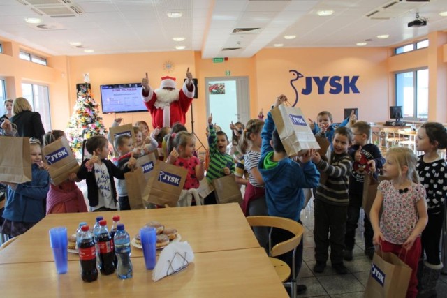 Przedszkolaki ubierały choinkę w CD JYSK w Radomsku