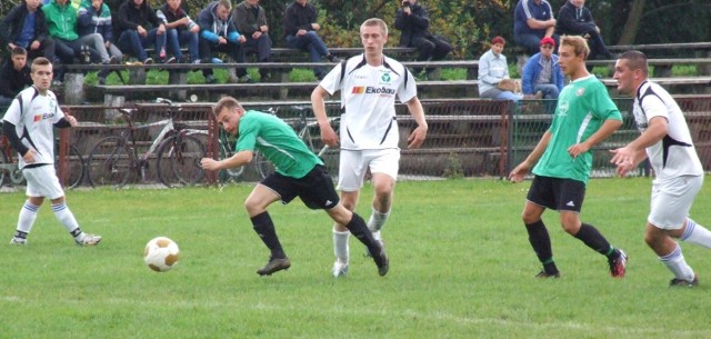 W Brzezince miejscowa Iskra przegrała z LKS Jawiszowice 1:2, w meczu rozegranym w oświęcimskiej piłkarskiej klasie A.