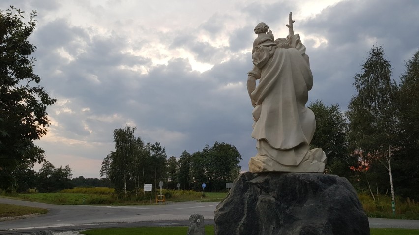 Przyborów. Prywatny przedsiębiorca ufundował monumentalną figurę św. Krzysztofa na skrzyżowaniu dróg [ZDJĘCIA]