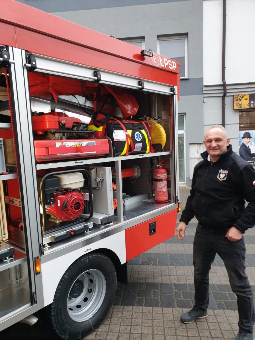 Strażacy z OSP Dąbrowa mają nowy specjalistyczny wóz ZDJĘCIA 