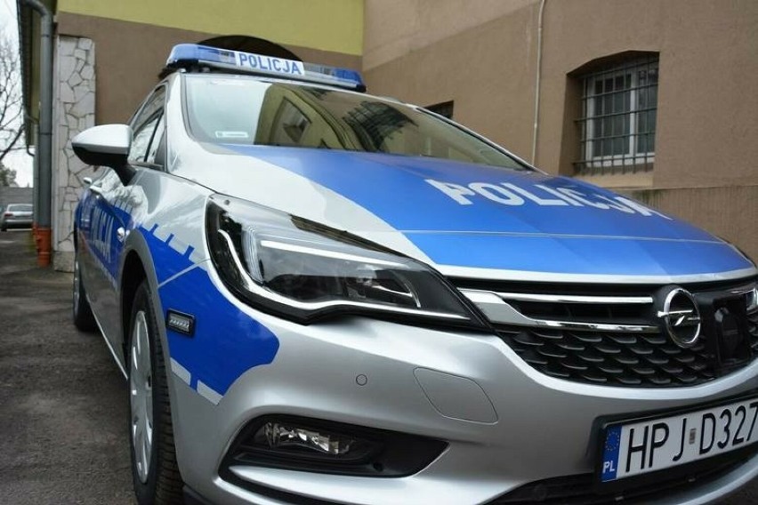 Policja z Kościerzyny poszukuje sprawcy uszkodzenia samochodu i ujawnia zapis z monitoringu