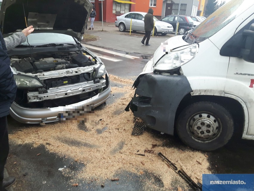 Wypadek na skrzyżowaniu ulic Żytnia - Barska we Włocławku [wideo, zdjęcia]