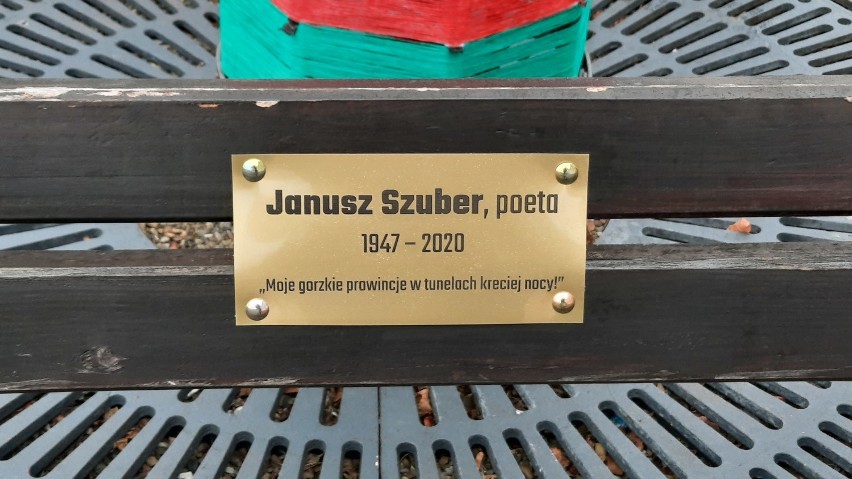 Ławeczka Janusza Szubera znajduje się na rynku w Sanoku.