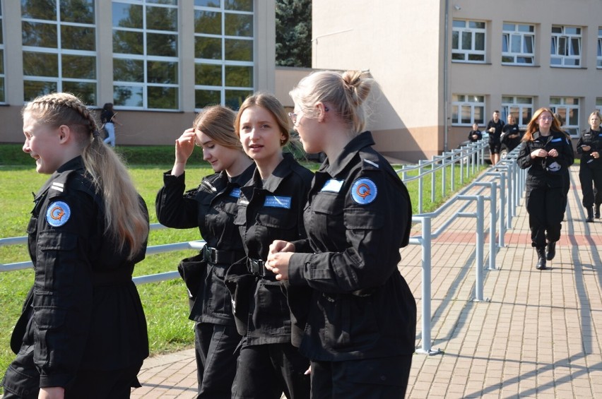 Awanse uczniów klas mundurowych Zespołu Szkół im. Wyżykowskiego w Głogowie na wyższe stopnie. Dużo zdjęć i film