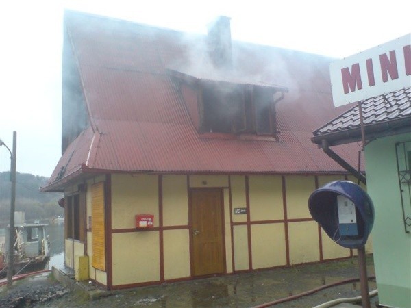 Pożar budynku socjalno-gospodarczego przy promie w miejscowości Wytrzyszczka