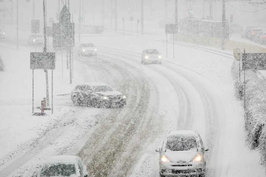 Z uwagi na intensywne opady śniegu na drogach występują duże...