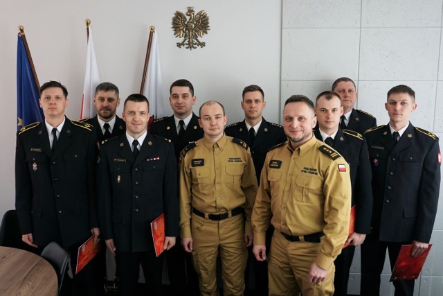W czasie uroczystej zbiórki, komendant st.bryg. Piotr Koszczuk wręczył strażakom nagrody i awanse