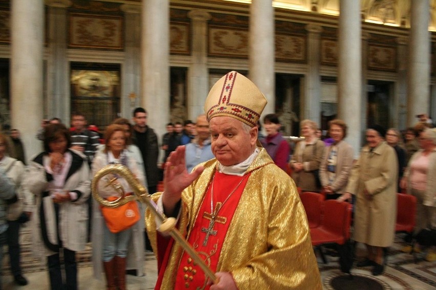 Biskup Tadeusz Rakoczy podczas dzisiejszej mszy