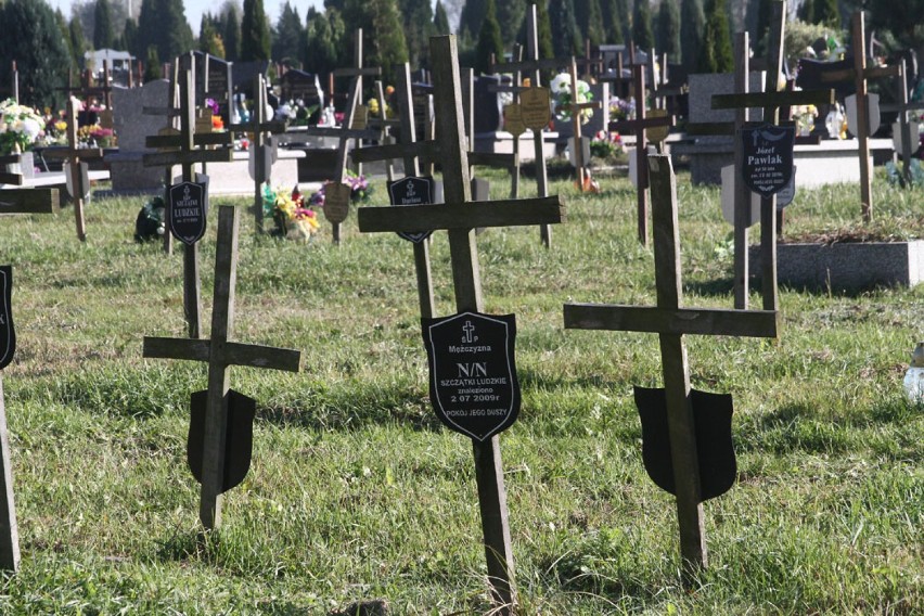 Bezdomni są chowani na cmentarzu przy Zakładowej w Łodzi [ZDJĘCIA]