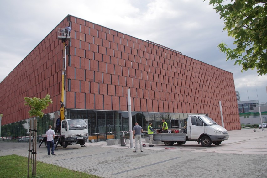 Naprawa elewacji biblioteki akademickiej w Katowicach
