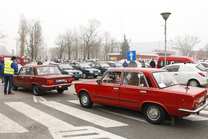 Zlot klasycznych polskich samochodów w Warszawie. Wszystko z...