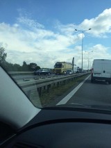 Wypadek na obwodnicy Krakowa. Zderzyły się trzy ciężarówki [ZDJĘCIA INTERNAUTY]