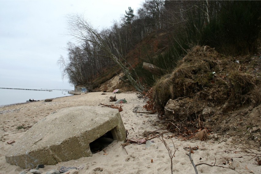 Elementy sieci kanalizacyjnej, które osunęły się na plażę.