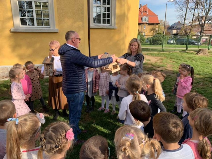 Uczniowie stworzyli budki lęgowe dla ptaków! Teraz trafią one do przedszkolaków! [ZDJĘCIA]