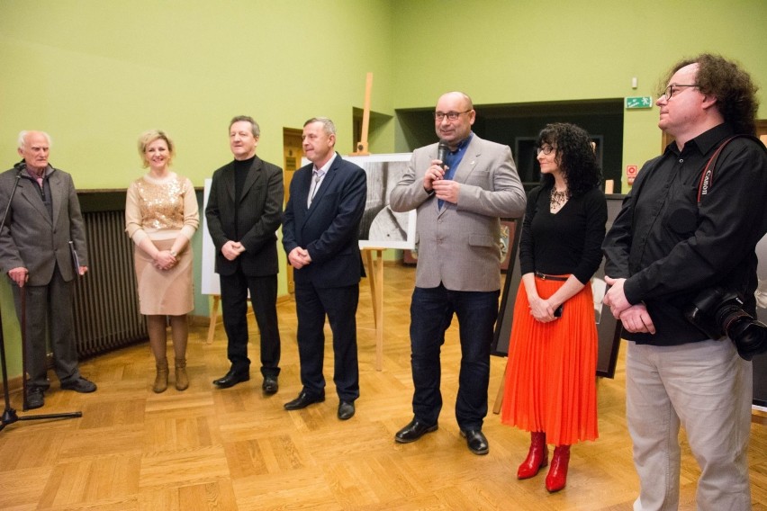 Świętokrzyscy fotograficy na wystawie w Wojewódzkim Domu Kultury w Kielcach. Zobacz zdjęcia i film z wernisażu