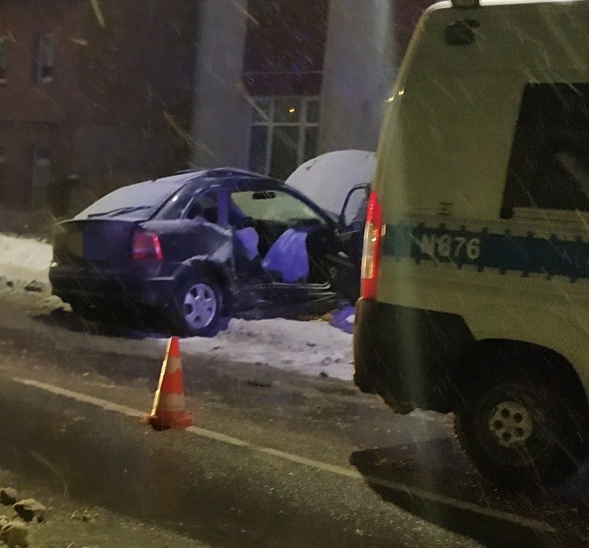 Lębork. Po czołowym zderzeniu na Kossaka ucieczka. Druga osoba kierująca w szpitalu