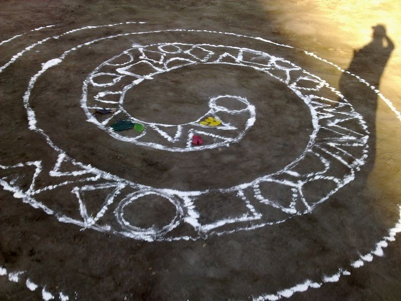 Art Tranzyt w Jaworznie: Wielkie koło z jesiennych liści na placu po szybie Kościuszko [ZDJECIA]