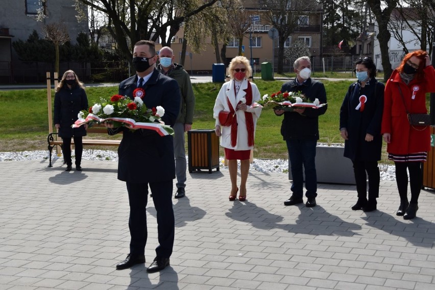  3 maja w Rumi. Złożono kwiaty pod pomnikiem  J. Wybickiego i H. Derdowskiego| ZDJĘCIA