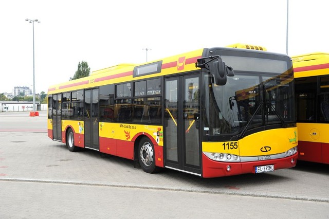 Przegubowy autobus ma 18 metrów długości i może pomieścić 165 osób.