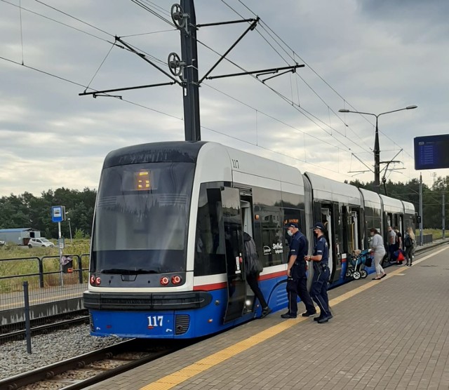 Codziennie patrole policji sprawdzają czy pasażerowie komunikacji miejskiej zakrywają usta i nos w komunikacji miejskiej. Najczęściej kończy się na pouczeniach.