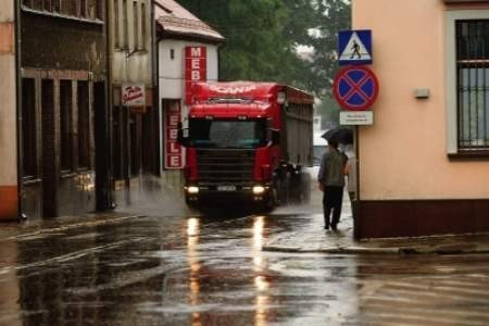 Tiry pędzące wąskimi uliczkami są utrapieniem dla mieszkańców, zwłaszcza gdy pada.