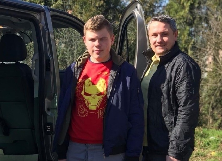 Ryszard Gajda (z prawej) pomaga mieszkańcom gminy Ozimek...