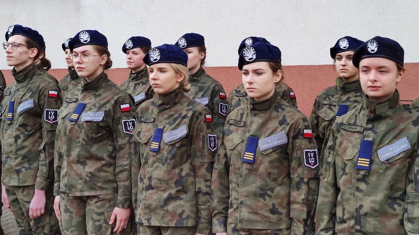Uczniowe klasy mundurowej IV LO w Piotrkowie odebrali...