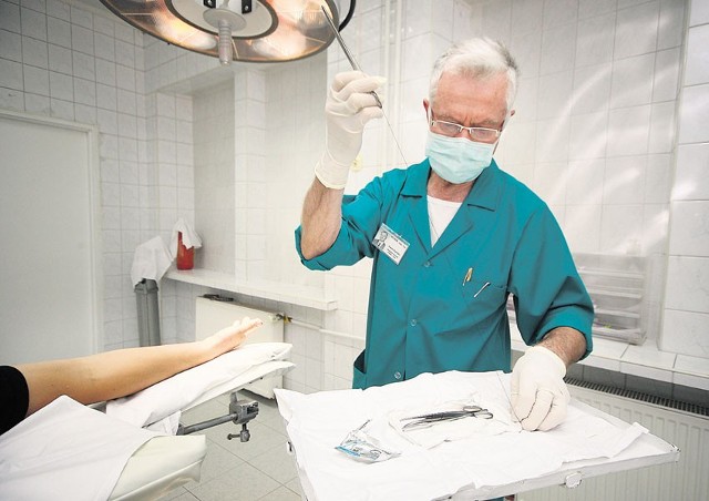 Dr Antoni Rapiejko, dyżurny chirurg pogotowia, udzielił pomocy pacjentce pokąsanej przez żółwia.