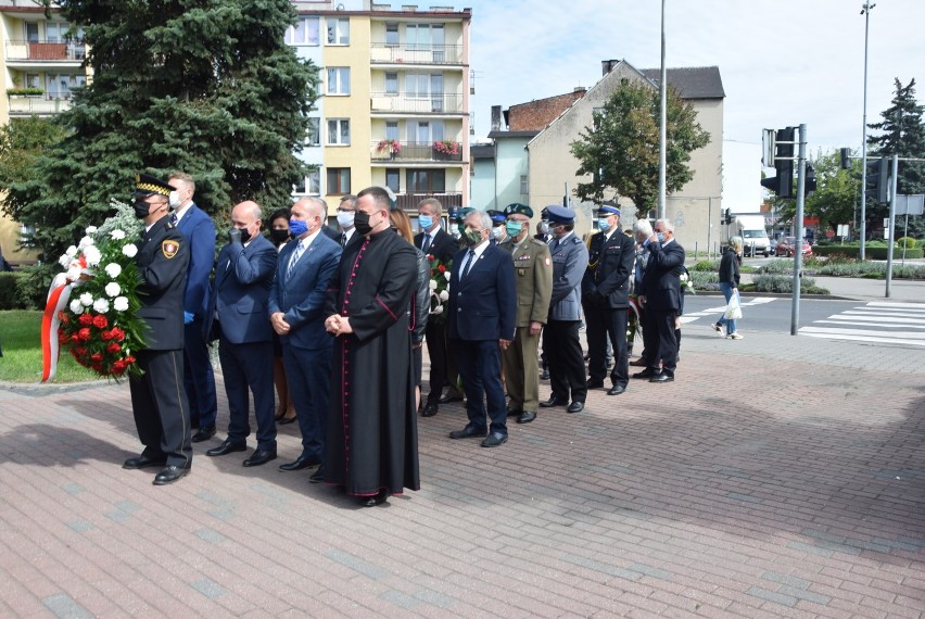 1 września złożono kwiaty przed Pomnikiem Wdzięczności w...