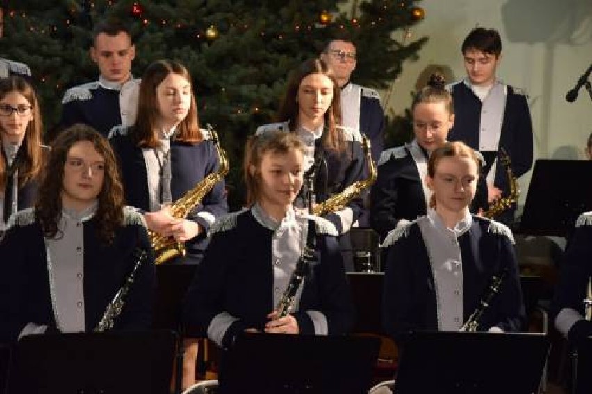 Noworoczny koncert Młodzieżowej Orkiestry Dętej w Pińczycach ZDJĘCIA