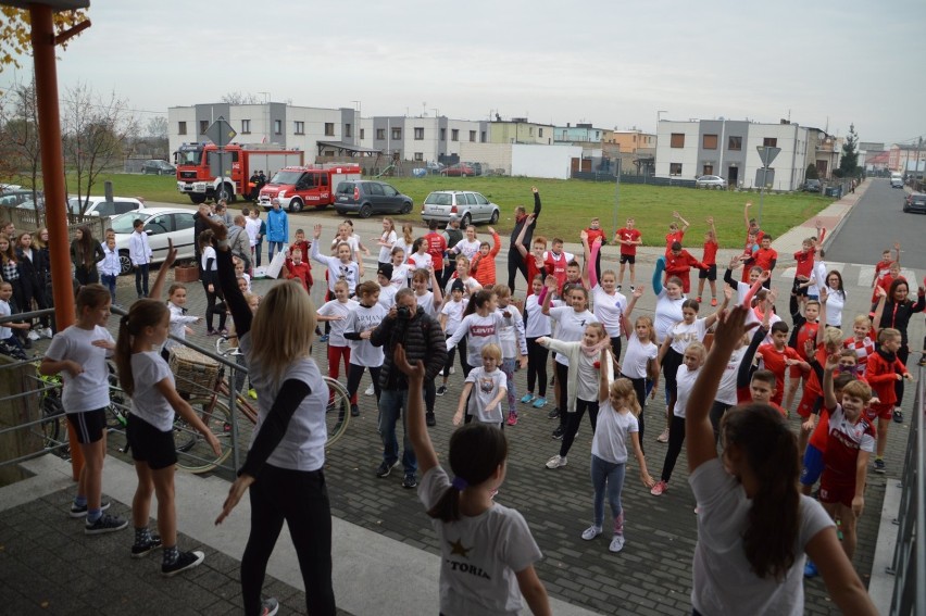 Uczniowie z Sarnowy pobiegli z okazji Święta Niepodległości [FOTO]