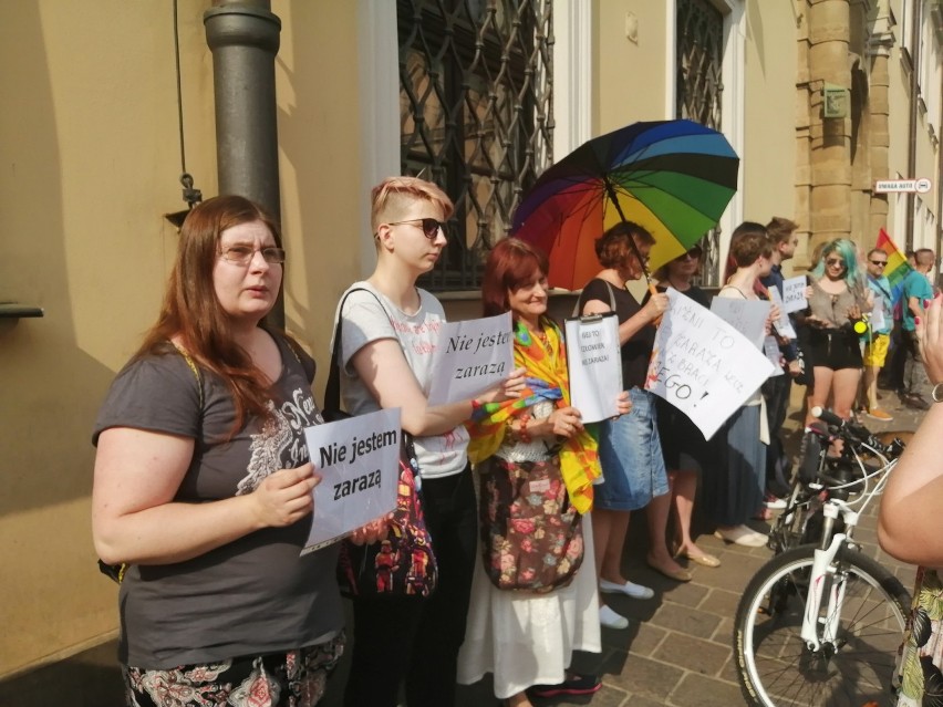 Protest LGBT pod krakowską kurią