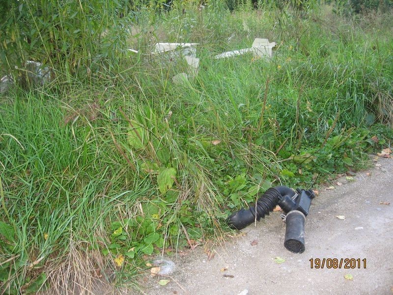 Sławków: Bezpańskie śmieci przy drodze prowadzącej nad zalew Gozica [ZDJĘCIA]