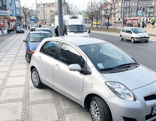 Niektórym kierowcom nie przeszkadza, że łamią przepisy i utrudniają przejście chodnikiem, a także wsiadanie i wysiadanie z pojazdu komunikacji miejskiej.