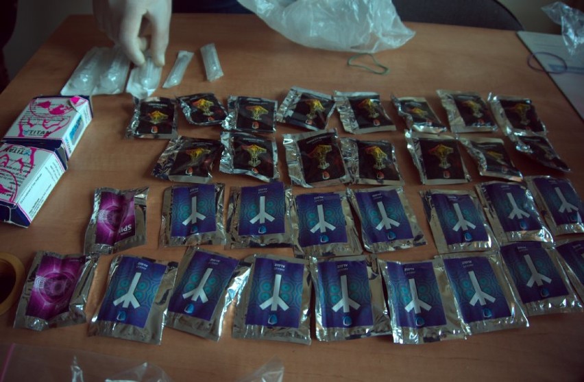 Dopalacze w Myszkowie. Policjanci zabezpieczyli 32 opakowania "amuletów" i "talismanów"