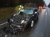 Osobowy samochód najechał na pojazd służby drogowej pod Człuchowem. Jedna osoba trafiła do szpitala