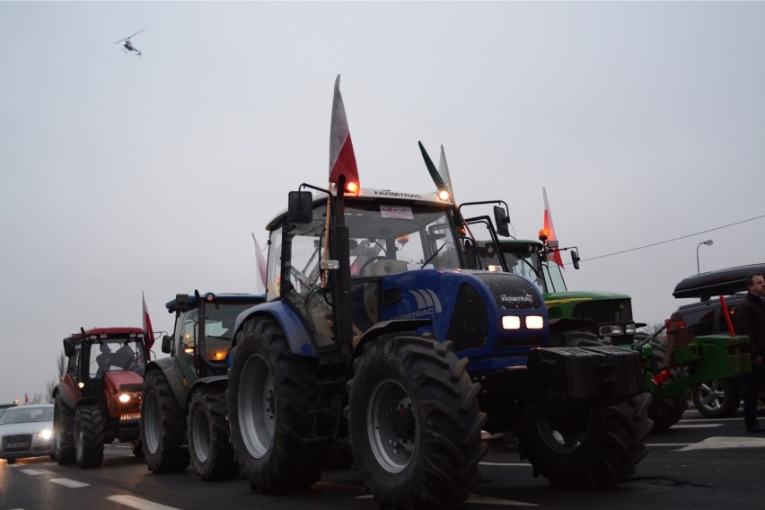 Protest rolników w Warszawie. Cały czas blokują drogi...