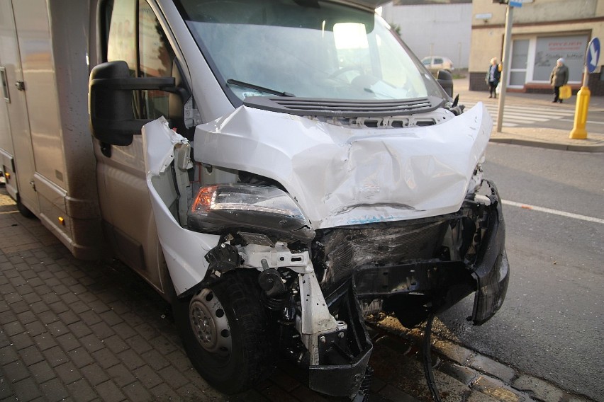 Wypadek autobusu w Legnicy. Kierowca MPK na skrzyżowanie wjechał "na czerwonym" [ZDJĘCIA] 