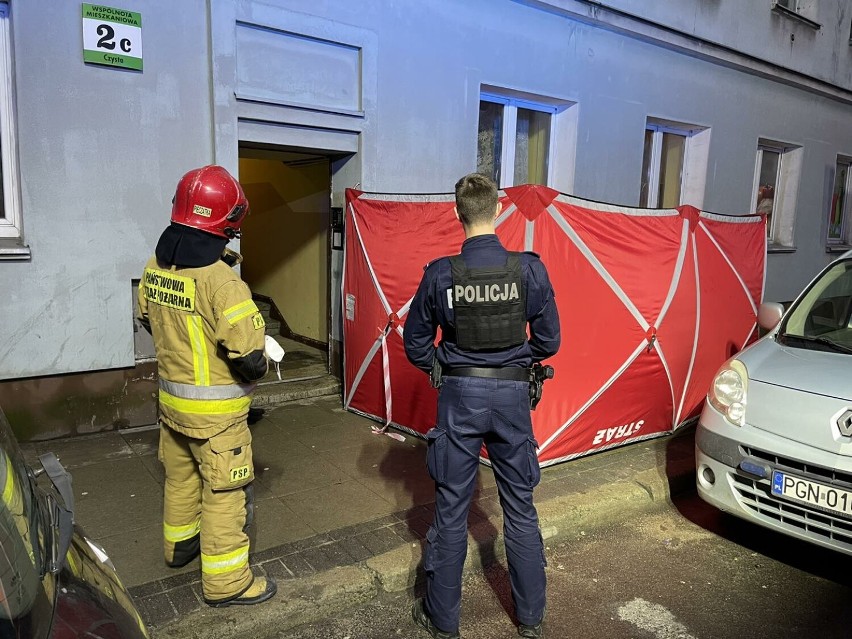 Tragedia w Gnieźnie. Na skutek pożaru w kamienicy zmarły dwie osoby