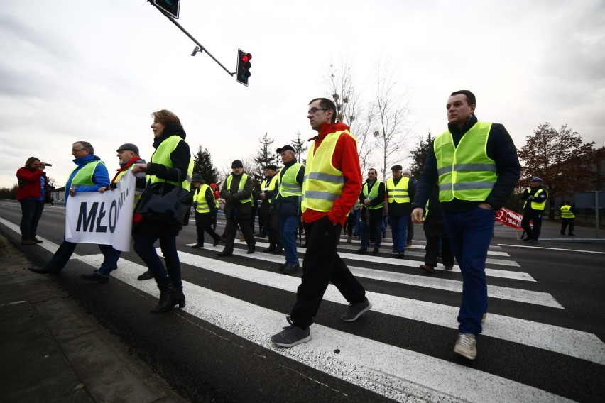 Blokada drogi w Łomiankach. Protest mieszkańców, tworzą się...