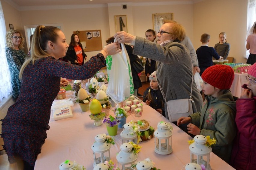 Prawie trzy tysiące złotych uzbierały dzieci z Karsznic na swoją szkołę [zdjęcia]