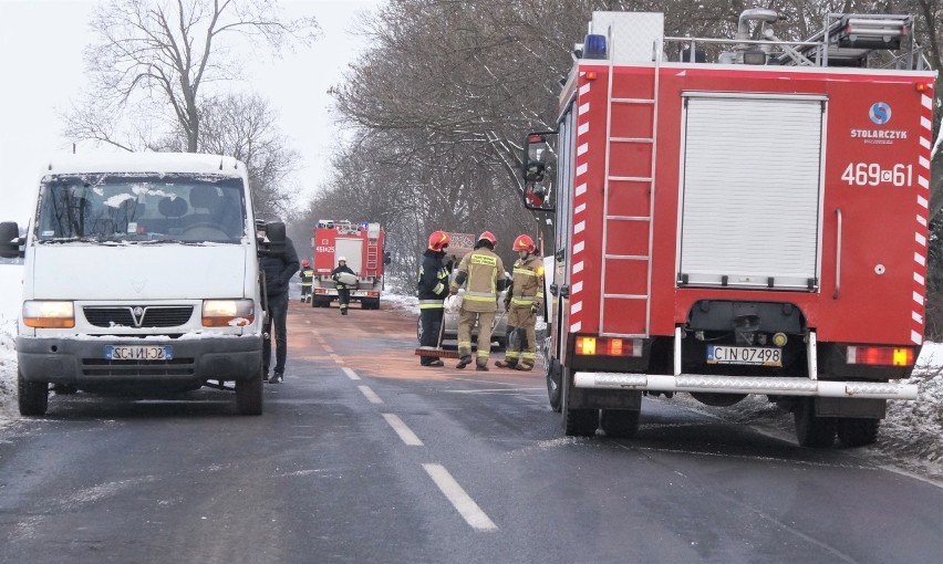 Powiat inowrocławski. Po zderzeniu ciężarówki z osobówką w Rożniatach na drogę wylało się paliwo. Zobaczcie zdjęcia z miejsca zdarzenia