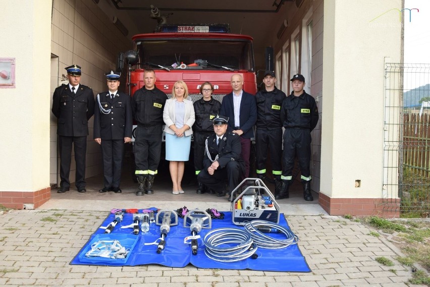 Wójt Adrianna Mierzejewska przekazała sprzęt strażakom-ochotnikom (ZDJĘCIA)